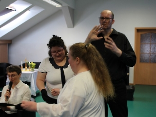 Śniadanie Wielkanocne, występ artystyczny, życzenia, modlitwa, poczęstunek_38