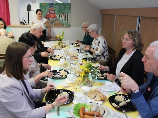 Śniadanie Wielkanocne, występ artystyczny, życzenia, modlitwa, poczęstunek_48